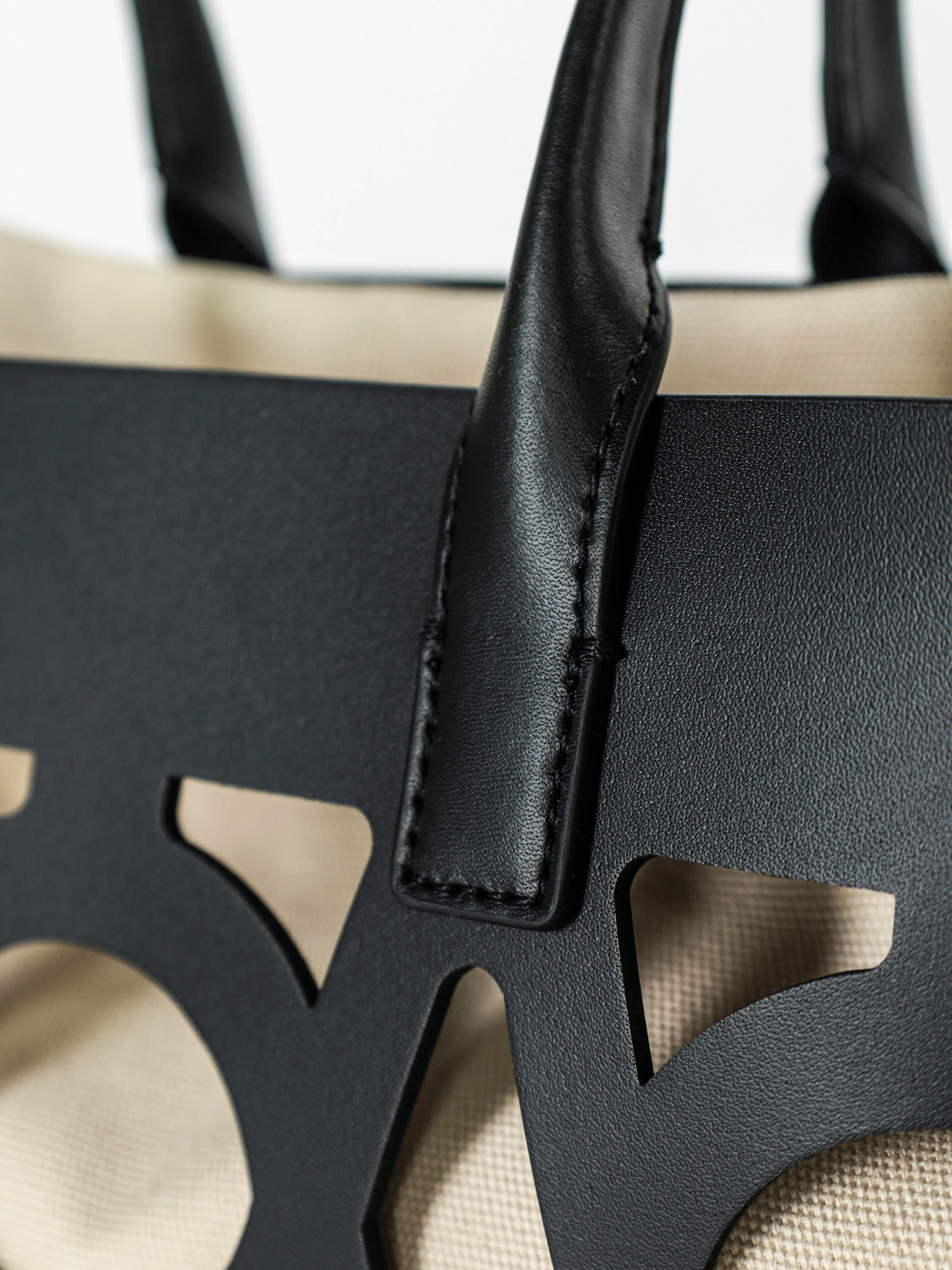 Сумка-шоппер черного цвета с узором